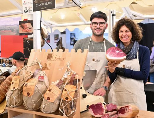 Roscioli, la salumeria con cucina nel centro di Roma famosa in Italia (e nel mondo), ha scelto il guanciale Gianferrari per la vendita al banco e i kit Amatriciana e Carbonara | Salumificio Gianferrari - I salumi di Canossa e della Val d'Enza | Il Salumificio Gianferrari produce e stagiona i salumi tipici di Canossa e della Val d'Enza: culatello in cotenna e in vescica, fiocco di culatello, prosciutto crudo e salame di culatello. Confezione pacchi regalo e strenne natalizie. Una destinazione di pregio per il turismo enogastronomico in Emilia.